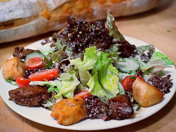 The Black Door - Салат с куриной печенью и филе