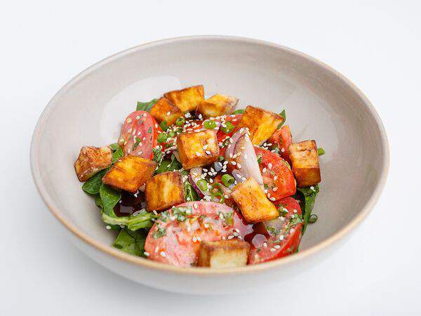 Глупый француз - Салат с баклажанами, томатами и страчателлой