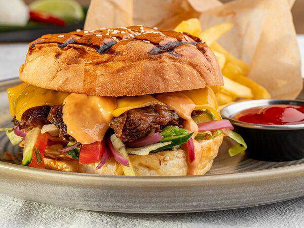 Grillage - Бургер с телячьими щечками