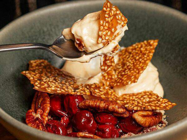 Wong Kar Wine - Крем из топленого молока с вишней и козинаком