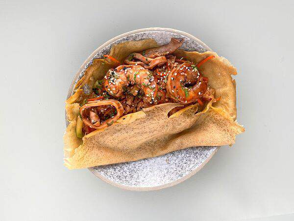 О мой вок! - Жареный рис в японском блинчике с морепродуктами