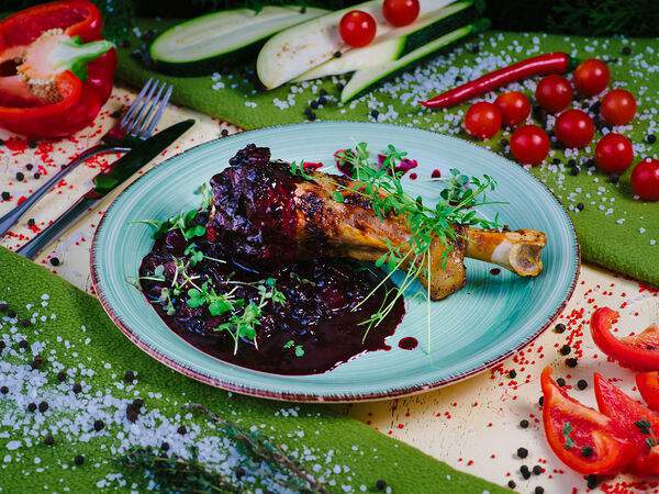 Пшеничный кот - Ножка индейки су-вид с соусом из черной смородины и груши