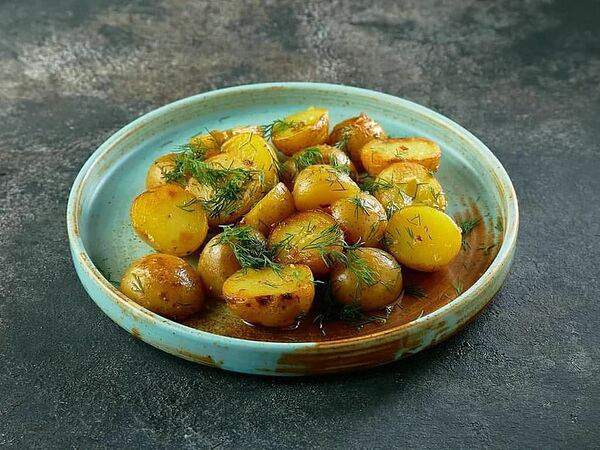 Баклажан Горьковская - Обжаренный мини-картофель с зеленью и чесноком