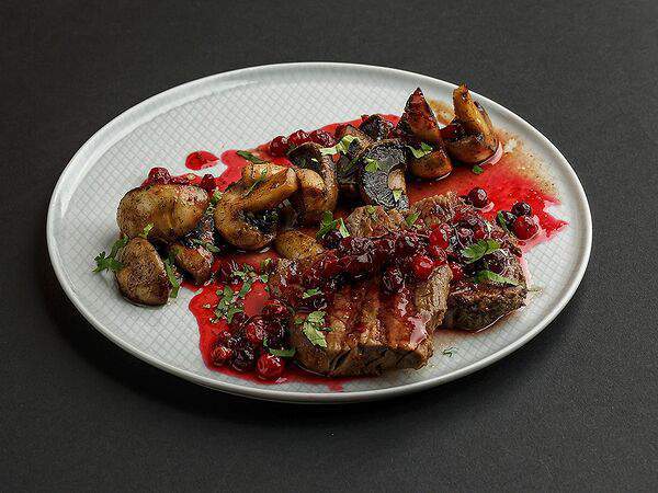 Баши Грузинское Бистро - Медальоны из телячьей вырезки с ягодным соусом