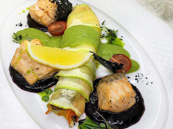 Васнецовъ - Филе лосося с соусом из жимолости