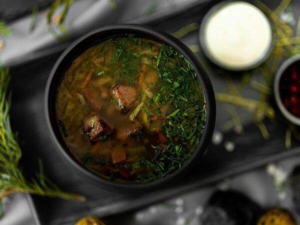 Ресторан Строгов - Томленые щи с мясом буйвола, подаем со сметаной и ароматной зеленью