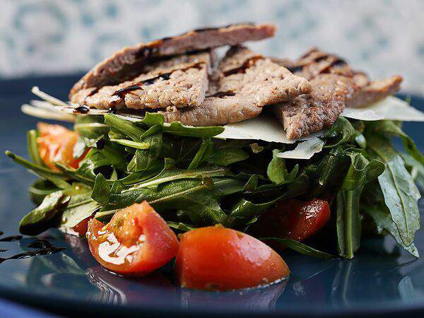 Familia - Теплый салат с говядиной и руколой