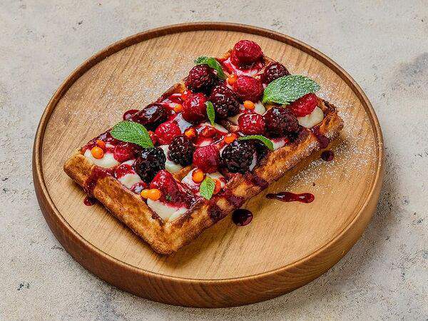 Кафе 38 - Льежская вафля со свежими ягодами и кремом Патисьер