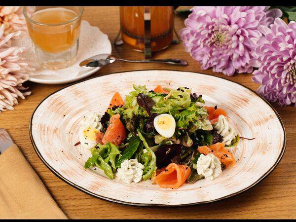 Theo - Салат Салон-де-Прованс с сёмгой и сливочным сыром