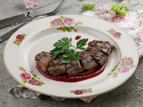 Катюша - Корейка оленя с брусничным соусом