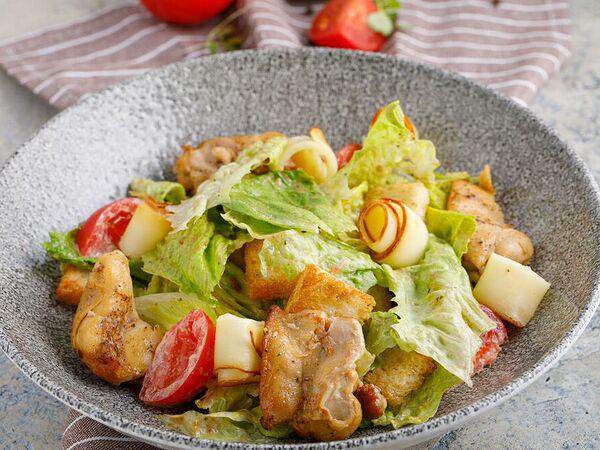 Мамалыга Бар - Теплый салат с курицей и копченым сыром сулугуни