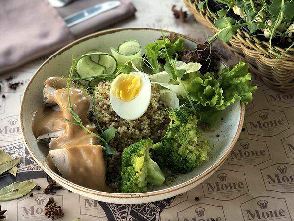 Моне - Боул с индейкой и киноа