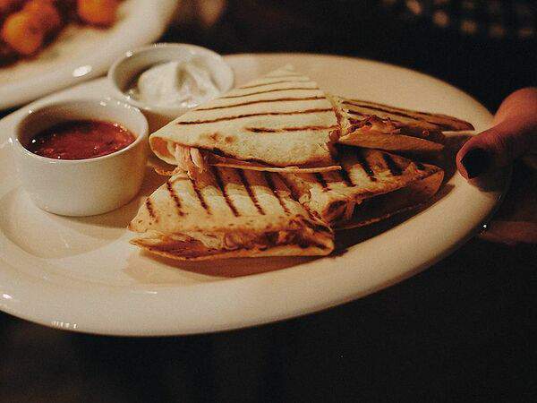 Дорогая, буду поздно - Кесадилья с курицей