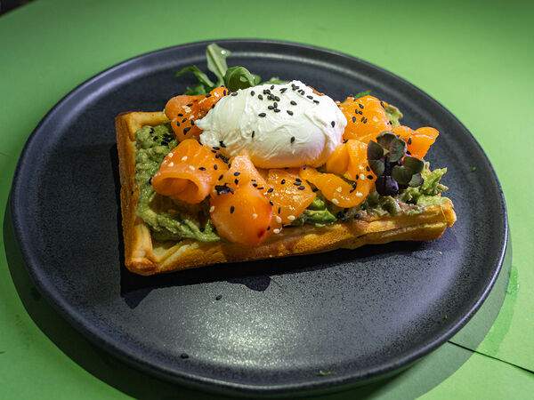 Take Eat Easy - Вафли с семгой слабой соли и соусом Гуакамоле