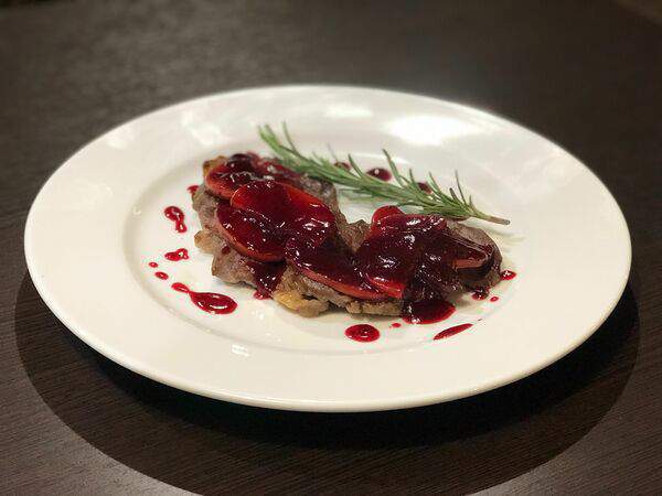 Грильяж - Телятина под брусничным соусом