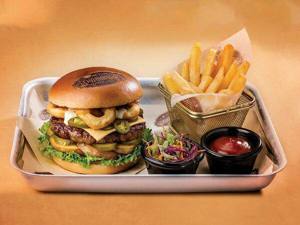 Уютное кафе Бенджамин - Бургер по-деревенски