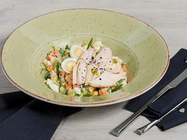 #megapolisbar People's - Салат по рецепту Оливье с цыпленком