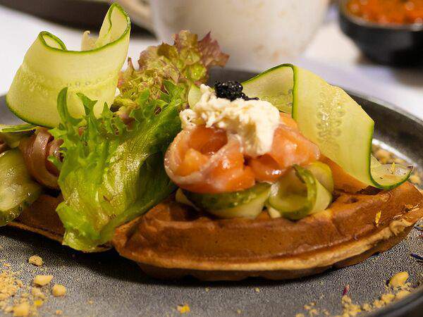 Ресторан Строгов - Ржаные вафли с лососем слабой соли и сыром страчателла