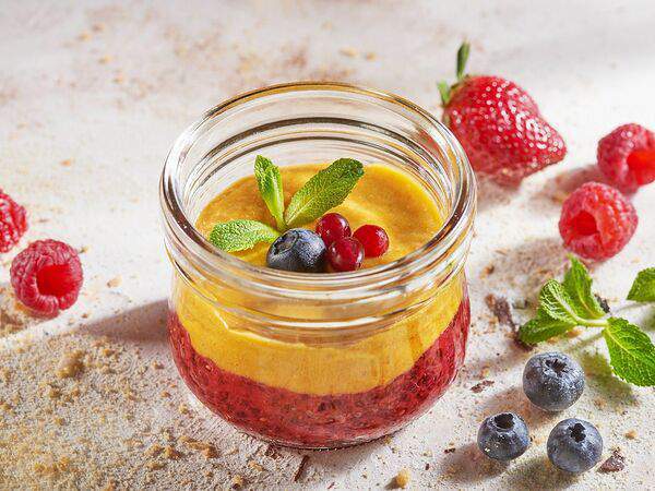 Pizzarella36 - Десерт с пюре из манго и клубники и семенами чиа