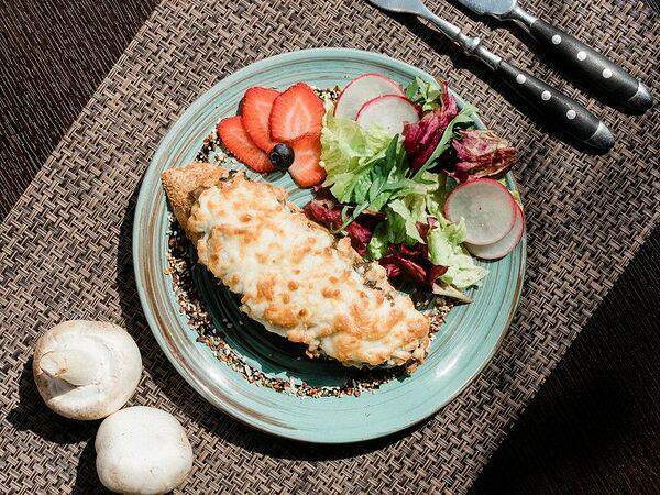 Кофейня 8512 - Брускетта с курицей и грибами в сливочном соусе