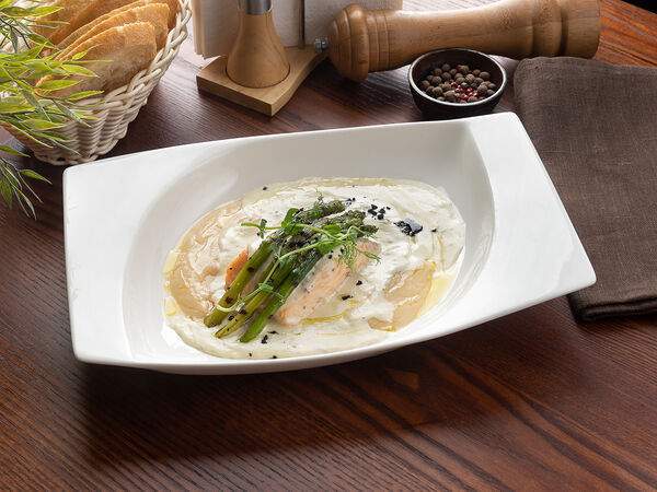 L'angolo Italiano - Филе лосося с пюре из сельдерея, соусом из горгонзолы и спаржей на гриле