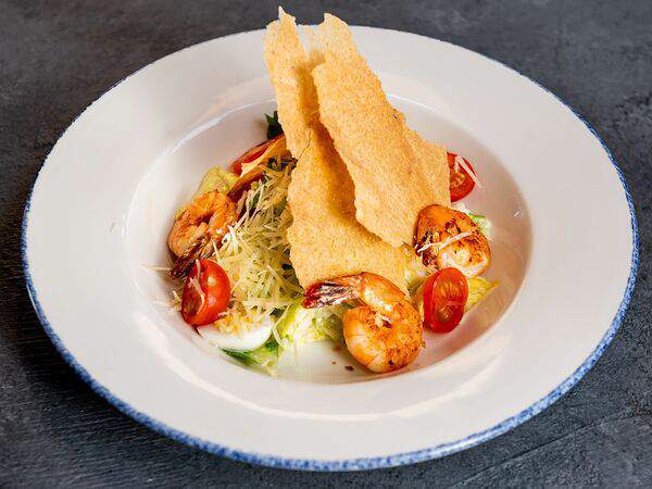 Braubauer - Салат с креветками по соусом цезарь