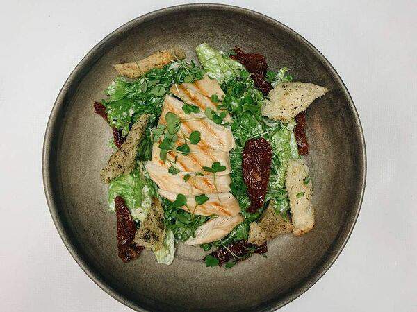 Vin Vin Concept Bar - Салат Цезарь с курицей