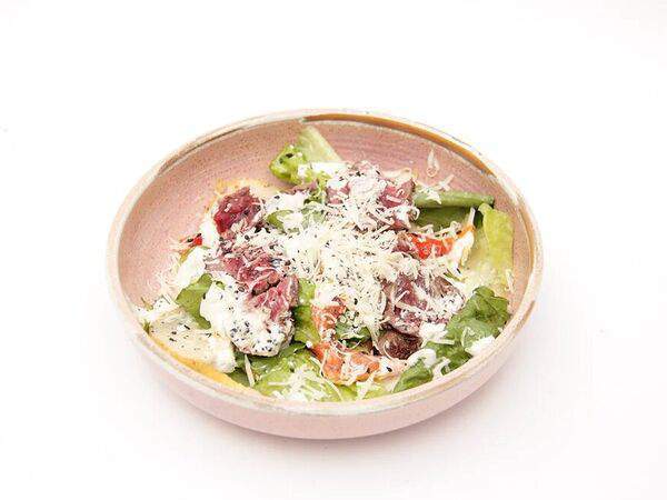 G52 - Салат с ростбифом и соусом блю чиз