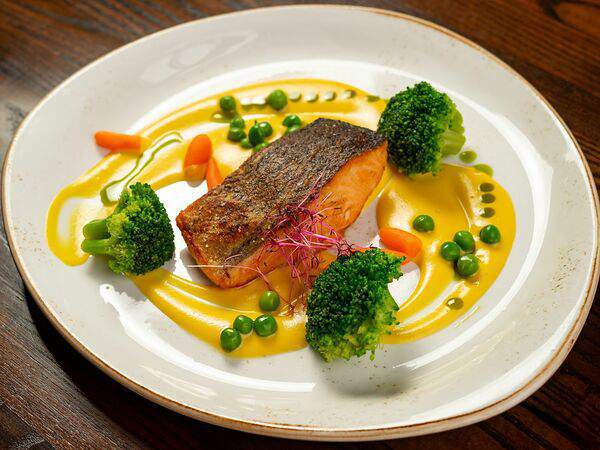 Онегин - Лососина запеченная с пюре из цветной капусты и брокколи