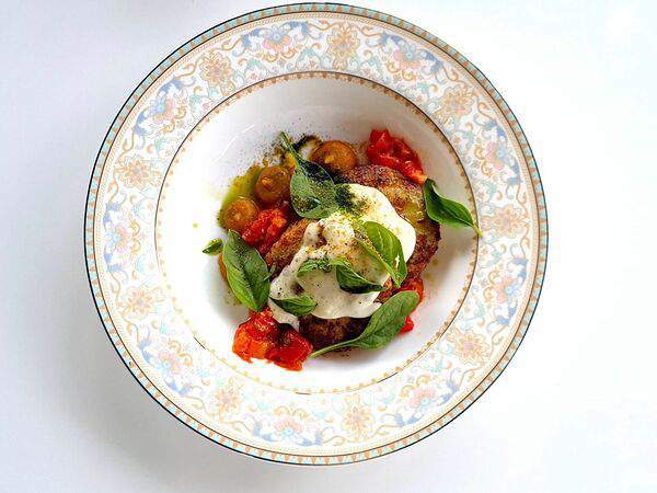 GM cafe - Куриные котлеты, пюре из тыквы и сливочный соус