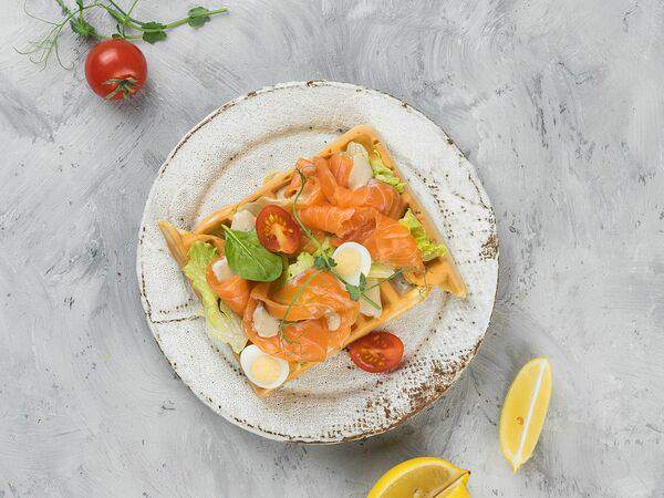 Чарли - Вафли с лососем и соусом трюфельный ранч