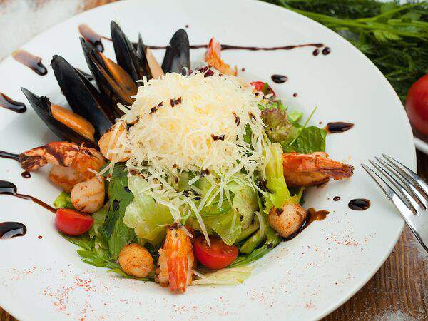 Трапеза - Теплый салат с морепродуктами