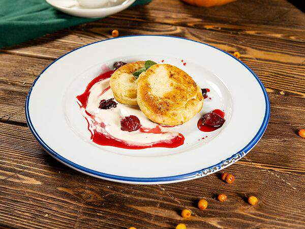 Gastro Pub Hooligans - Сырники с вишневым вареньем, сметаной и сгущенкой