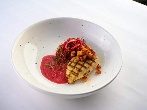 Vitae Healthy Food - Стейк филе птицы су-вид с брусничным соусом и овощным миксом