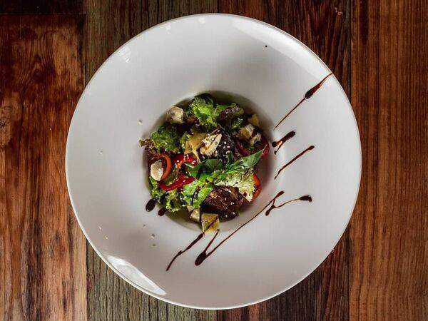 Mamma Mia - Теплый салат с телятиной и баклажанами