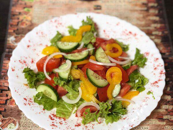 Мангал & Бар - Салат Весенний с помидорами