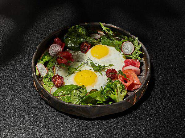 Сезоны - Яичница с брокколи и маринованным лососем