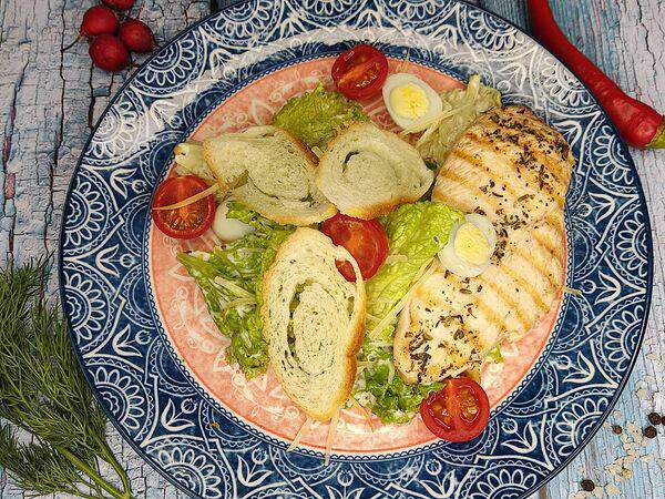 Аджика - Салат Цезарь с куриной грудкой на гриле