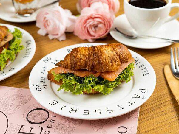 Theo - Круассан с малосольной семгой и сыром