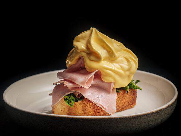 Мона - Яйцо Бенедикт с ветчиной