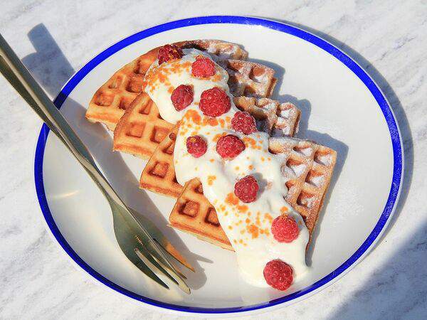 Кристалл - Венские вафли с сезонной ягодой и сливочным кремом