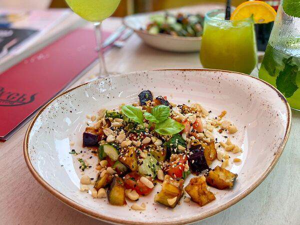 Русь - Салат с арахисом и печёным баклажаном