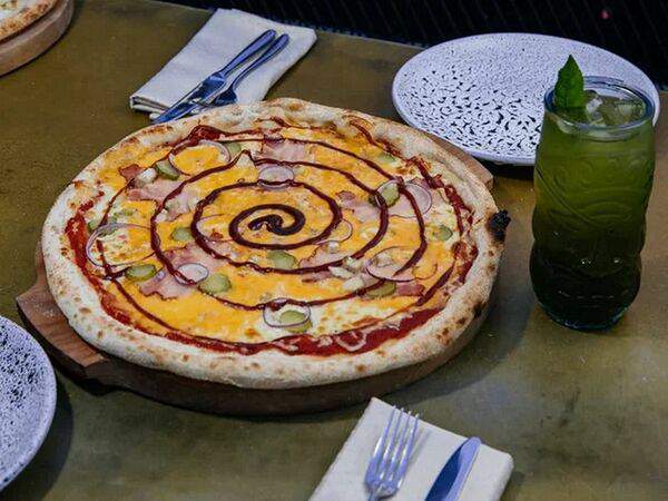 Burger and pizza 10 03 - Куриное филе, бекон, соленый огурец, лук, соус BBQ