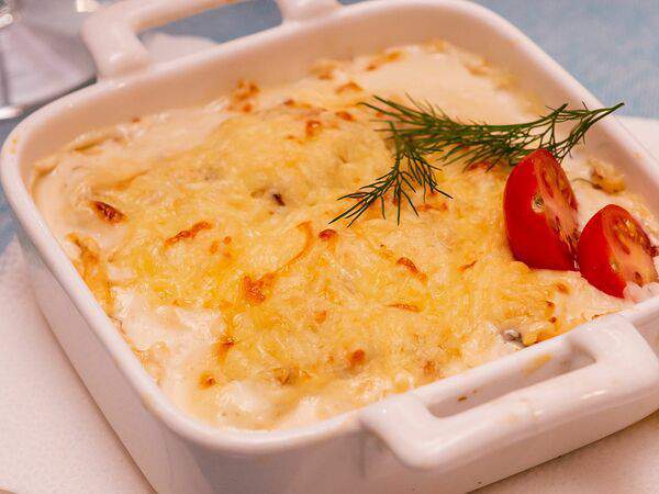 Акварель - Запечённая куриная грудка с грибами под сливочным соусом и пармезаном