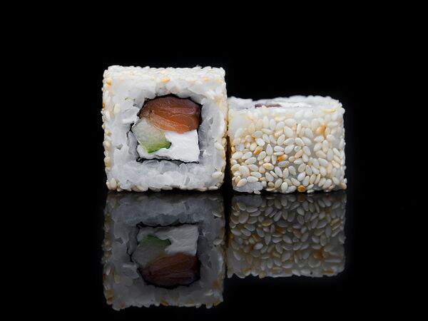 Сувлаки - Ролл с лососем в кунжуте