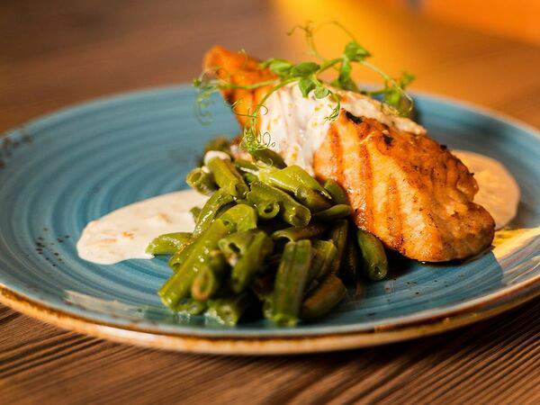 Broadway - Стейк из лосося со стручковой фасолью и апельсиновым муссом