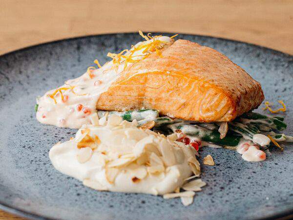 Винная кухня - Филе семги с пюре из цветной капусты и икорным соусом