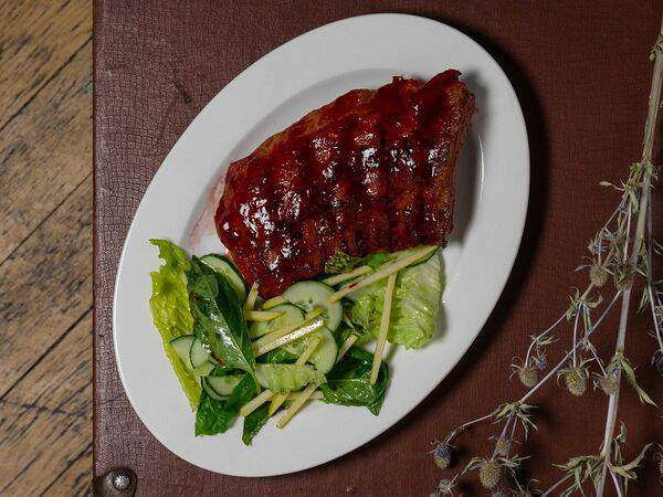 Дафт паб - Свиные ребрышки в BBQ из малины и чили с салатом