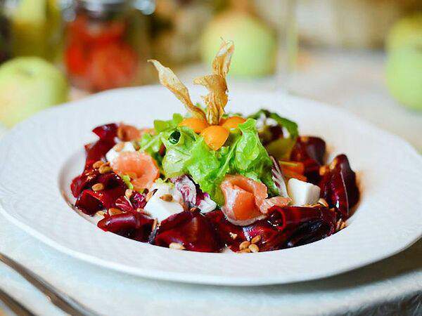 Васнецовъ - Салат из ломтиков печеной свёклы и лосося малой соли