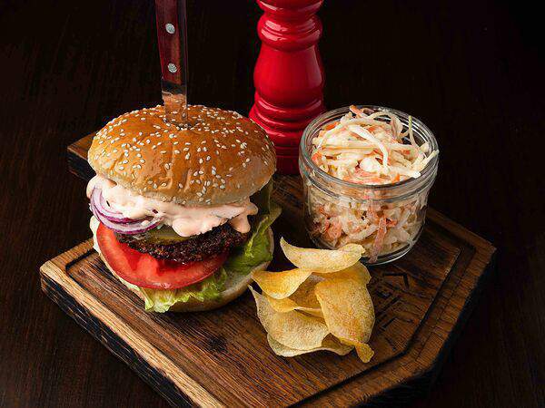 Bretzel - Бургер из мраморной говядины с салатом коул слоу